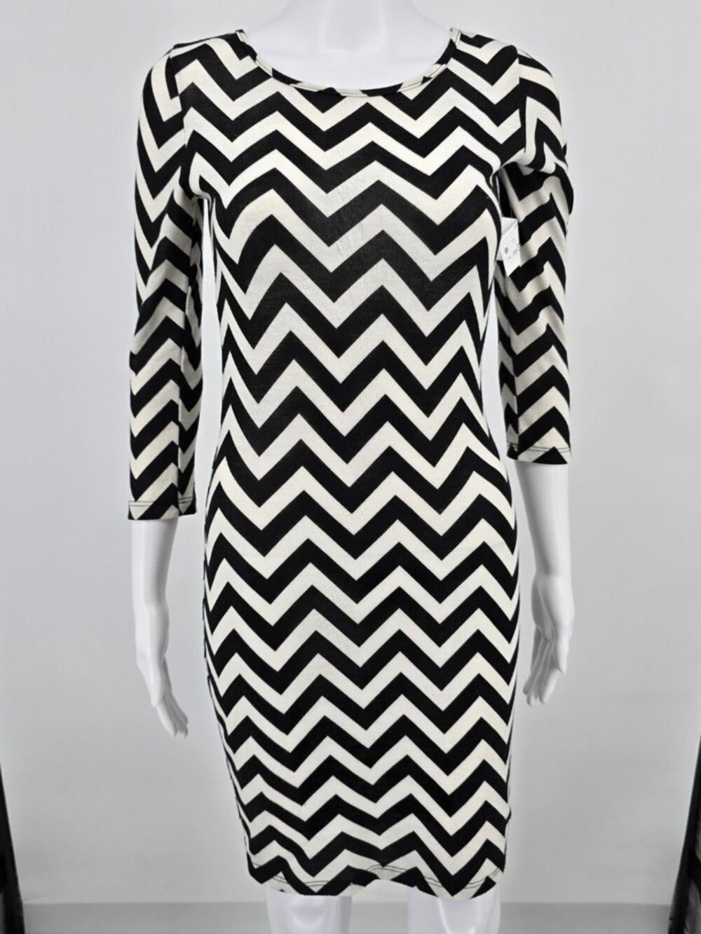 2010s Hypnotized Black & White Zigzag Chevron Pattern Stretch Bodycon Dress (S)